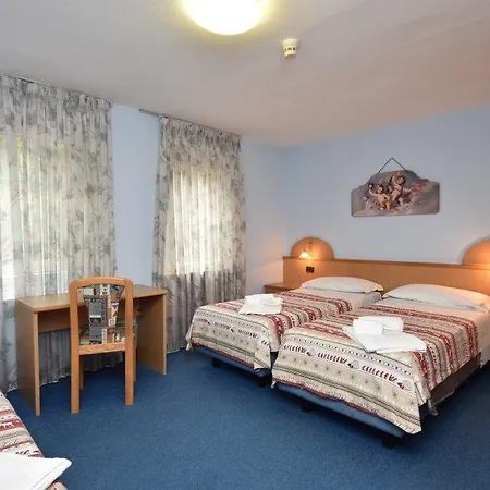 Hotel Agomer 2*
